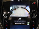 後方映像を11.6インチディスプレイに表示し、ステアリング連動ガイドラインが駐車をサポート。さらに後退時はリヤ4センサーが障害物を検知し、必要に応じてブレーキが作動します。