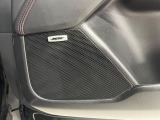 【BOSEサウンドシステム】メーカーオプションの高品位サウンドシステムを搭載。専用のチューニングが施された大小様々なスピーカーから良質なサウンドが奏でられ、臨場感あふれる音響空間を演出します。