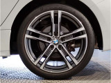 【BMWアロイホイル】軽量かつ強度に拘ったアロイホイル。走行性能ポテンシャルを引き出す設計。車の足元を引き締めてくれる大きなポイントはアロイホイルです。
