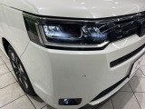 【LEDヘッドライト】悪天候や夜間走行時も良好な視界を確保し安心して運転できる高輝度LEDヘッドライトを装備!点灯速度が早く、消費電力も抑えられています。