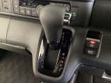 CVT車のセレクトレバーです。低速から高速まで、変速ショックのないスムーズな走りを実現するとともに、エンジン効率のよい領域を維持することで燃費にも貢献します。