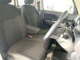 運転席まわりには十分なスペースがあり、大柄な方でもゆったり運転していただける環境です。