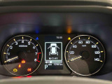 様々な車両情報を表示できるTFTマルチインフォメーションディスプレイを中央に配した視認性の高い大型2眼メーターです