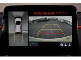 【パノラミックビューモニター】 後退時に車両の後ろ側を表示するだけでなく上から見たような映像で車庫入れなどバックする際に安心です。