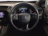 【ハンドル】運転にかかわる様々な操作を安全に行えるように視点移動が少なく操作性に配慮されたスイッチ類が凝縮されたコックピットです。