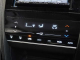 【オートエアコン】温度を設定すれば自動で快適な車内温度を保ちます。エアコン内部の高性能脱臭フィルターで車内のアレルゲンや花粉を除去。