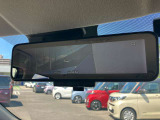 スマートルームミラー◆積載物などで、さえぎられがちなルームミラーの後方視界。車内状況に関わらず車両後方にあるカメラの映像をルームミラーに映し出します!もちろん夜や悪天降雨でもクリアな後方視界を確保!