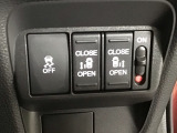 【両側パワースライドドア】両側がパワースライドドアになっており、運転席のスイッチやスマートキーでも開閉が可能です!開口部も広いので乗り降りも楽々♪