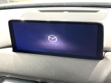 【10.25インチマツダコネクト】車内の雰囲気にマッチした大型ディスプレイ。スマホ接続でのナビ使用やBluetooth再生等、様々な機能が楽しめます。直感的なダイヤル操作が可能で、使い勝手も良好です。