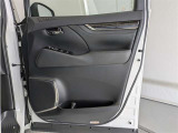 運転席ドア内張はご覧の通り。ドアポケットの収納もバッチリです