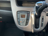 シフトレバーは簡単操作で運転もしやすくなっております。