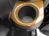 【カップホルダー】エアコン吹き出し口下部に設置されていますので使いやすさバッチリ!運転席から手の届くちょうどの位置です!