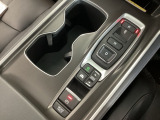 ワンアクションでスムーズな運転を支援する、エレクトリックギアセレクターに、パーキングブレーキは、電子制御パーキングブレーキです。
