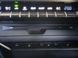 車内でCD DVDのメディアが楽しめます。