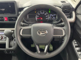 インテリアに合わせたデザインのステアリングは、運転される方のことも考え、運転しやすい形状、大きさです。是非一度、実際に触ってお確かめください。