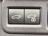 【パワーバックドア】スマートキーや運転席のボタンを押すだけでリアゲートが自動で開閉します!荷物を持っている時や、高い位置にあるバックドアを閉める際に便利な機能です♪