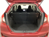 ラゲッジも広く使いやすいトランクは、開口部も広く荷物の積み下ろしもしやすいお車となっております。リアシートの背もたれは6:4の割合で分割して可倒できるので、長いお荷物などを載せることもできます。