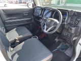 【運転席】座り心地が良いシートなので長時間の運転でも快適にお過ごしいただけます。新品のフロアマットのご注文も可能です。掲載箇所以外にご希望の写真がございましたらお気軽にお問い合わせ下さい。