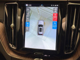 【360&deg;ビューカメラ】4台の高解像度カメラで360度の鳥瞰図を表示。隣の車や壁、死角にある障害物などを画面で確認できるため、狭いスペースでの駐車・出入りも安心です。