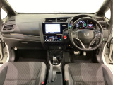 車内は光触媒抗菌消臭施工済です。インパネ周りはスタイリッシュなデザインで機能や装備も充実しています。グローブボックスやカップホルダーのほかにトレーなどたくさんの収納スペースが付いています。