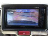 カラーで後方映像をモニターに映し出してくれるので、ショッピングモールのような狭い駐車場であったとしても障害物を見つけ、楽々駐車することができますね。