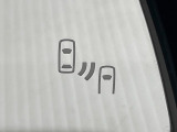 【ブラインドスポットモニター】走行中、ドアミラーの死角になりやすい箇所に後続車が接近するとサイドミラーのレンズに警告を表示!ドライバーに注意喚起をしてくれます。