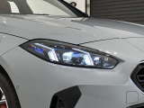 アダプティブLEDヘッドライトはステアリングを切った方向を照らします。