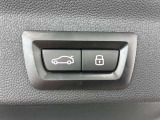 MINIの運転席操作部は、中央に構えるディスプレイが最大の特徴です。航空機を思わせるトグルスイッチなど、直感的で遊び心のあるメカニカルな操作感が、ゴーカートのような走りの高揚感を高めます。
