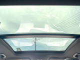 ●サンルーフ:開放感たっぷりの希少装備、サンルーフが装着されています!車内に明かりを取り入れたり景色を楽しむ以外にも、車内の空気も簡単に換気できて快適です!