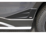 【STIエアロガーニッシュ】フロントからボディ側面を流れる走行風を整流することで車体を安定させます。飛び石などでキズつきやすいリヤドア後端のプロテクション機能も持ち合わせています。