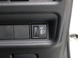 人や荷物を満載しても、対向車や先行車に迷惑をかけない、室内からヘッドライトの光軸を調整できます。
