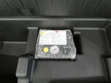 スペアタイヤレス車です。応急セットを搭載しております。