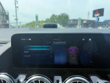 運転中にハンドルから手を離したり前方から目を逸らしたりすることなく、安全に各機能を操作する事ができます。