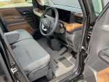 快適に運転できるドライブポジション!40mmも調整できる運転席シートリフターとシートスライドで、無理のない運転姿勢がとれます