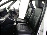 高いホールド性で運転姿勢が安定します。長距離ドライブでも疲れにくいのが魅力です。快適なドライビングライフをお送りください♪