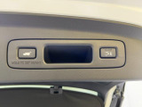 荷物でいっぱいのあなたを少しだけお手伝いします。Hondaスマートキーを持っていれば、ハンズフリーでテールゲートの開閉が可能です。