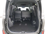 【トランクルーム】荷室の広さも十分です!シートアレンジでシートを畳めば長い荷物だって積めますね。シートアレンジの操作方法など、お気軽にご相談下さい。