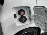 車を降りてさっと充電できるよう、車両右側に充電ポート設計。