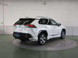 「ダブルウィッシュボーン式」のリヤサスペンションを採用。質感に優れた、心地よい乗車感を実現しています。