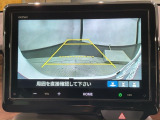 リバースギアに入れるだけで後方の表示へ切り替わります。夜間や雨の日の駐車も楽になりますよ。