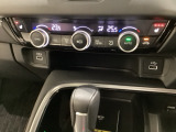 オートエアコンがついてます。左右独立で温度設定のできるデュアルオートエアコンです。パネル内のシートヒータースイッチは前席の左右別々に温度設定ができます。