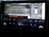 パノラミックビューモニター付きです。車両を上から見たような映像をディスプレイオーディオ画面に表示。運転席からの目視だけでは見にくい、車両周辺の状況をリアルタイムでしっかり確認できます。