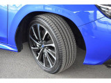タイヤサイズは225/45R18です