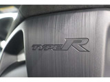 シートの後ろ側には「TYPE R」のロゴがございます!