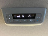 【リアオートエアコン】広い後部座席には必須の機能!風量や温度を自動で調整し前席と同様な車内環境にしてくれるリアオートエアコンを装備。夏の暑さも冬の寒さもストレスなく快適にお過ごしいただけます♪