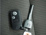 ◆スマートキー◆カギをバッグやポケットに入れたままでもドアロックの開閉ができる『スマートキー』付き!雨天や暗くなってもカギを取り出す必要がなくドアの開錠&エンジンも始動できます