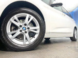 ●純正16インチアルミホイール:輸入車ならではの卓越した走りを支えるホイールと足回りです!日本車の走りに慣れている方にもぜひ体感して頂きたいほど、高いレベルでまとまっています!