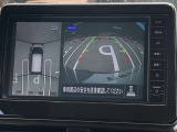 アラウンドビューモニターです。4つのカメラからの映像を合成・処理することで空から見下ろすような視点で周囲を確認でき、駐車時のクルマの位置確認がスムーズになります。