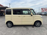 スライドドアで乗り降りラクラク。