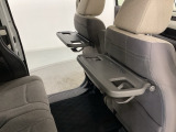 運転席・助手席の背もたれには、2列目シート用にカップホルダー付きの「格納式のシートバックテーブル」を装備しています。休憩時のちょっとした時間などカップを置いたり、小物置きに使えて便利です。